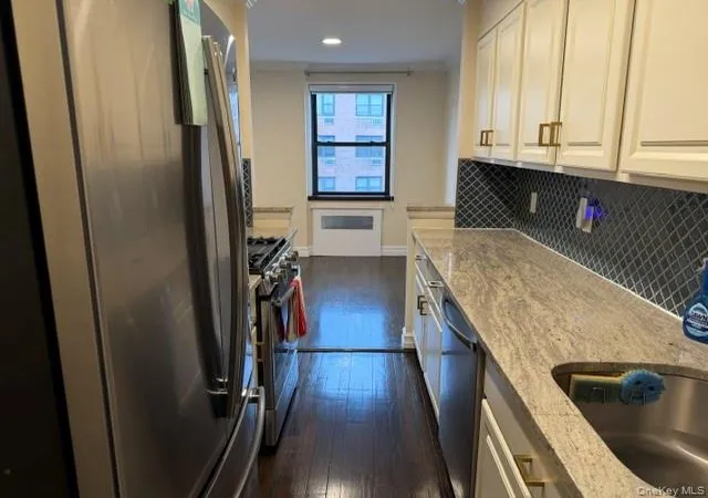 Listing Photo 3 - Condo for sale in building located at 3 Birchwood Ct, Hempstead, NY 11501 - Unit #4M