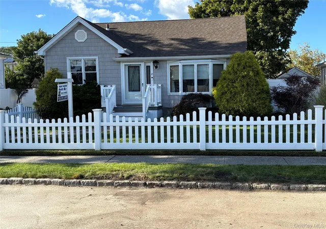 Single family home for sale at 8 Walnut Pl, Babylon, NY 11757 | MLS# 1058538