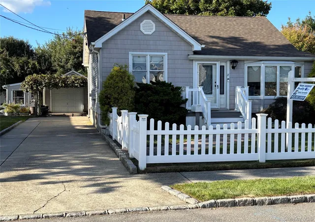Photo 1 of Single family home for sale at 8 Walnut Pl, Babylon, NY 11757 | MLS# 1058538 | Listing updated on 2026-10-07