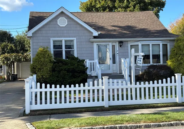 Photo 2 of Single family home for sale at 8 Walnut Pl, Babylon, NY 11757 | MLS# 1058538 | Listing updated on 2026-10-07