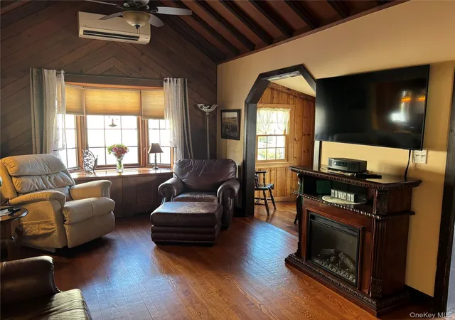 Photo 3 of Single family home for sale at 8 Walnut Pl, Babylon, NY 11757 | MLS# 1058538 | Listing updated on 2026-10-07