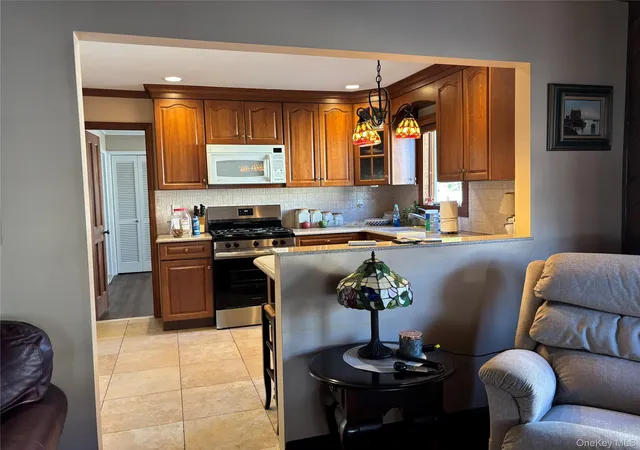 Photo 4 of Single family home for sale at 8 Walnut Pl, Babylon, NY 11757 | MLS# 1058538 | Listing updated on 2026-10-07