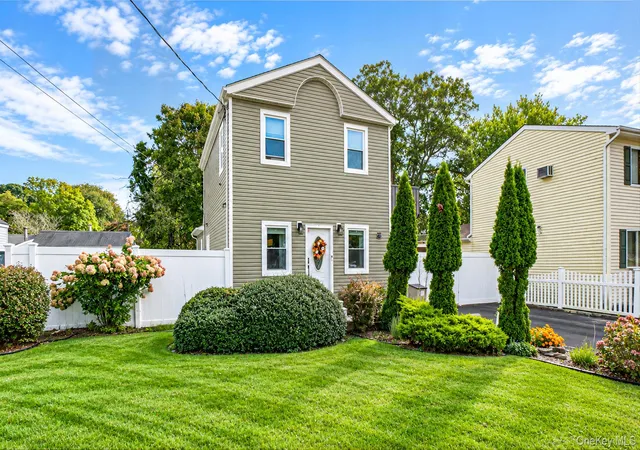 Photo 3 of Single family home for sale at 73 Lynbrook Dr, Brookhaven, NY 11951 | MLS# 1058554 | Listing updated on 2026-10-07