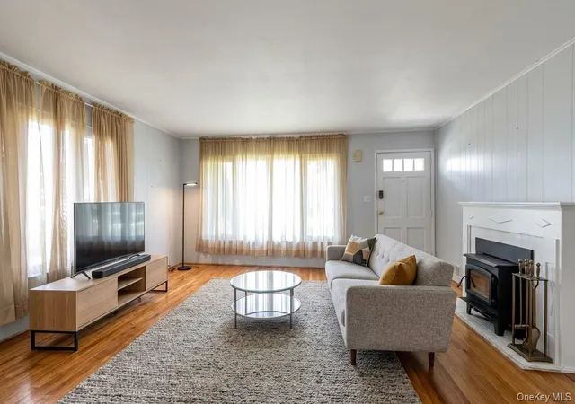 Photo 3 of Single family home for sale at 328 Glen Rd, Hempstead, NY 11552 | MLS# 1058555 | Listing updated on 2026-10-08