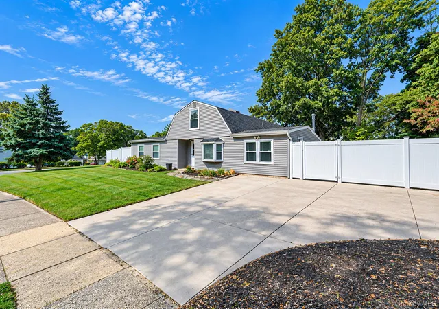 Photo 3 of Single family home for sale at 27 Lehigh Ln, Brookhaven, NY 11738 | MLS# 1058608 | Listing updated on 2026-10-06