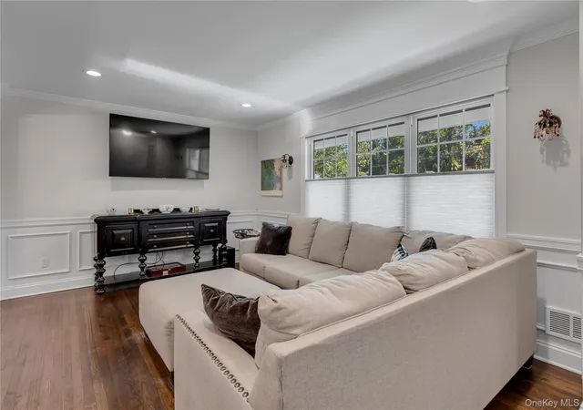 Photo 3 of Single family home for sale at 1 Gilmer Ln, Smithtown, NY 11754 | MLS# 1058629 | Listing updated on 2026-10-09