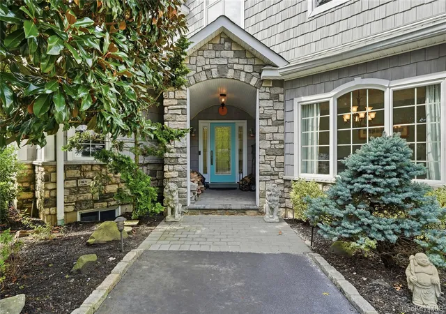Photo 2 of Single family home for sale at 19 Judith Pl, East Islip, NY 11730 | MLS# 1058631 | Listing updated on 2026-10-07