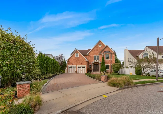 Photo 1 of Single family home for sale at 4 Corin Ct, Oyster Bay, NY 11791 | MLS# 1058662 | Listing updated on 2026-10-07