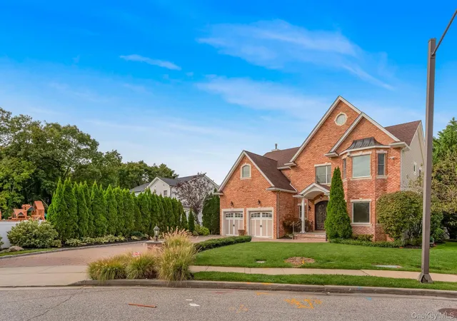 Photo 2 of Single family home for sale at 4 Corin Ct, Oyster Bay, NY 11791 | MLS# 1058662 | Listing updated on 2026-10-07