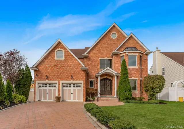 Photo 3 of Single family home for sale at 4 Corin Ct, Oyster Bay, NY 11791 | MLS# 1058662 | Listing updated on 2026-10-07