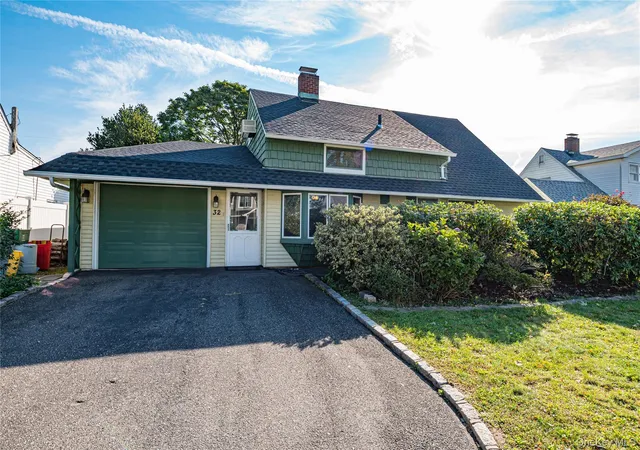 Photo 1 of Single family home for sale at 32 Swing Ln, Hempstead, NY 11756 | MLS# 1058672 | Listing updated on 2026-10-07