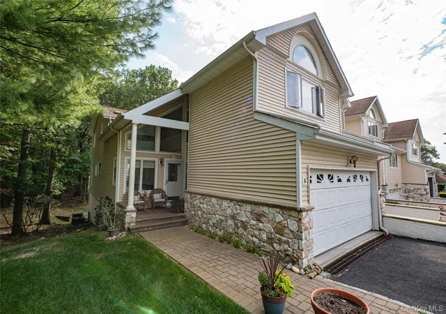 Listing Photo 2 - Condo for sale in building located at 5 Princess Tree Ct, Port Jefferson, NY 11777