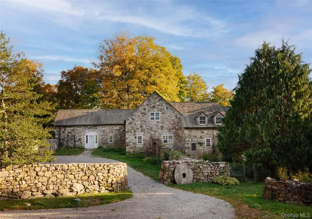 Photo 1 of Single family home for sale at 422 Mt Holly Rd, Katonah, NY 10536 | MLS# 1058707 | Listing updated on 2026-10-08