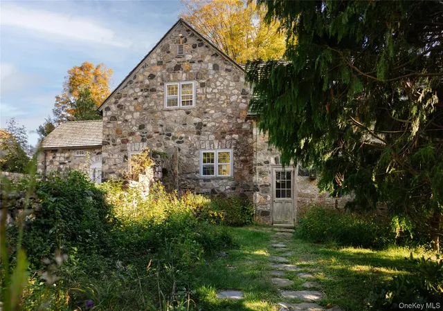 Photo 4 of Single family home for sale at 422 Mt Holly Rd, Katonah, NY 10536 | MLS# 1058707 | Listing updated on 2026-10-08