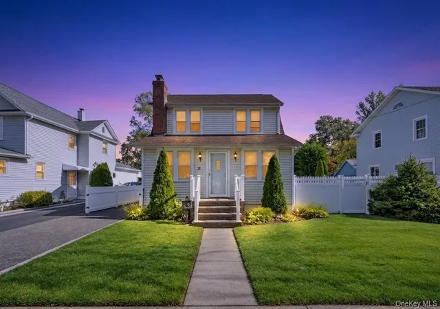 Photo 1 of Single family home for sale at 15 Harding Ave, Oyster Bay, NY 11801 | MLS# 1058713 | Listing updated on 2026-10-07