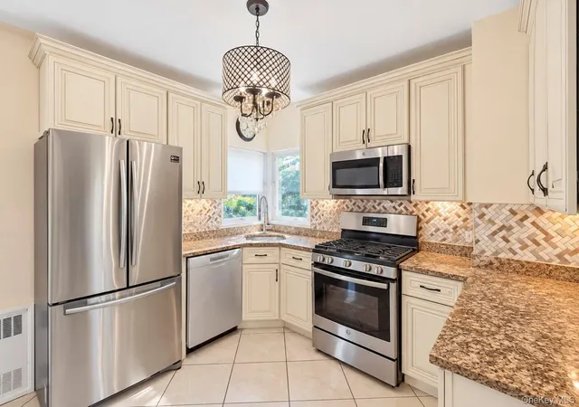 Photo 2 of Single family home for sale at 15 Harding Ave, Oyster Bay, NY 11801 | MLS# 1058713 | Listing updated on 2026-10-07