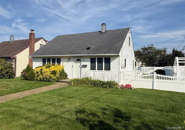Photo 1 of Single family home for sale at 271 Forest Ave, Oyster Bay, NY 11758 | MLS# 1058715 | Listing updated on 2026-10-09