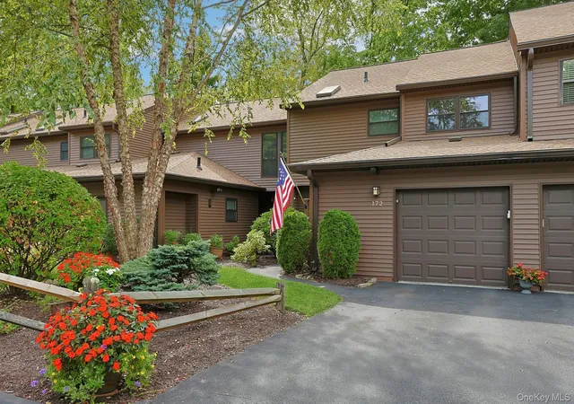 Listing Photo 2 - Condo for sale in building located at 172 Woods Brooke Cir, Ossining, NY 10562