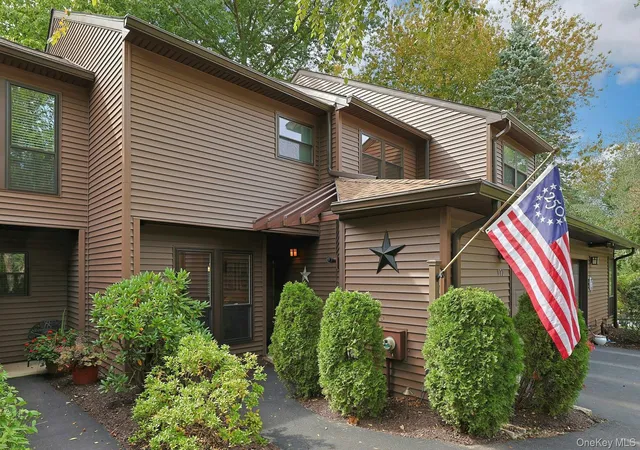 Listing Photo 3 - Condo for sale in building located at 172 Woods Brooke Cir, Ossining, NY 10562
