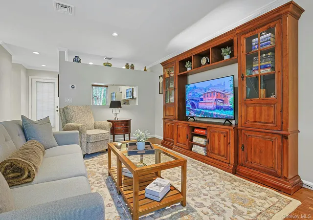 Listing Photo 4 - Condo for sale in building located at 172 Woods Brooke Cir, Ossining, NY 10562
