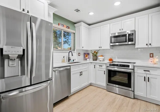 Photo 4 of Condo for sale at 204 Springmeadow Dr #B, Islip, NY 11741 | MLS# 1058761 | Listing updated on 2026-10-10