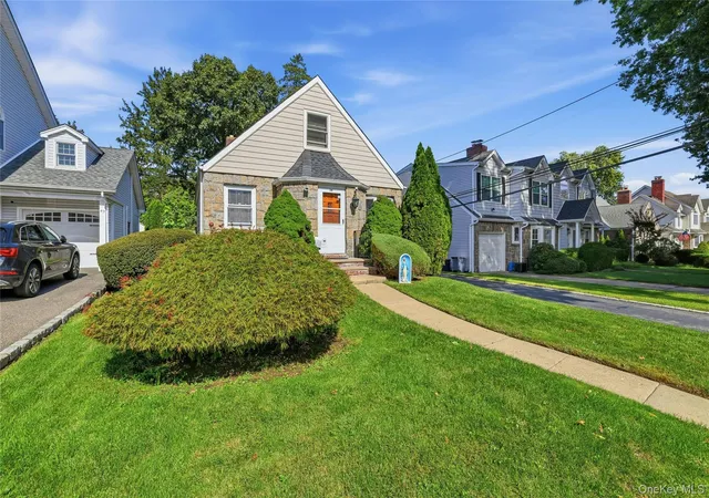 Photo 1 of Single family home for sale at 39 Primrose Dr, New Hyde Park, NY 11040 | MLS# 1058789 | Listing updated on 2026-10-09