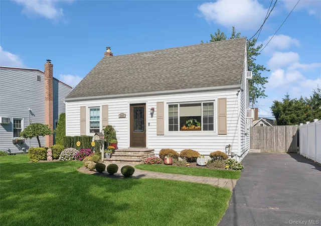 Photo 1 of Single family home for sale at 295 N Atlanta Ave, Oyster Bay, NY 11758 | MLS# 1058794 | Listing updated on 2026-10-25