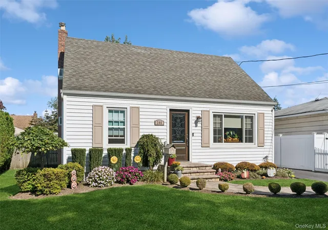Photo 2 of Single family home for sale at 295 N Atlanta Ave, Oyster Bay, NY 11758 | MLS# 1058794 | Listing updated on 2026-10-25
