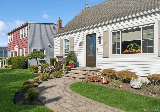 Photo 3 of Single family home for sale at 295 N Atlanta Ave, Oyster Bay, NY 11758 | MLS# 1058794 | Listing updated on 2026-10-25