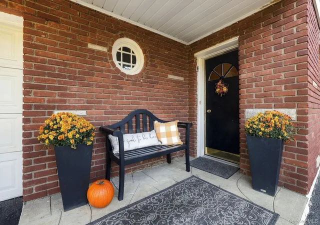 Photo 3 of Single family home for sale at 33 Virginia Ln, Thornwood, NY 10594 | MLS# 1058851 | Listing updated on 2026-10-09