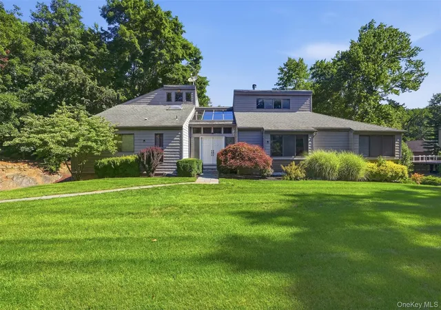 Photo 1 of Single family home for sale at 1 Kings Grant Way, Briarcliff Manor, NY 10510 | MLS# 1058853 | Listing updated on 2026-10-08