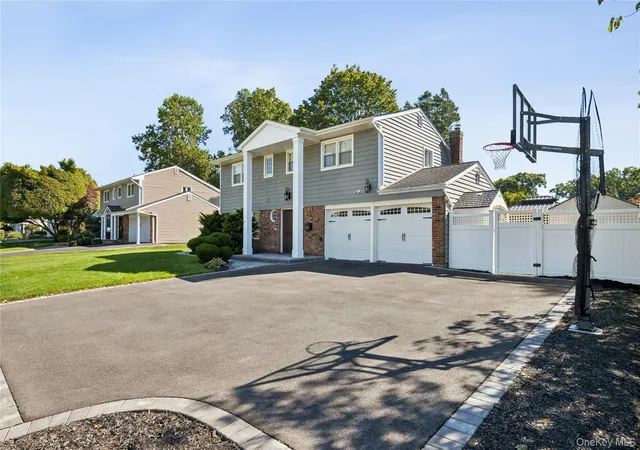 Photo 2 of Single family home for sale at 29 Voorhis Dr, Oyster Bay, NY 11804 | MLS# 1058927 | Listing updated on 2026-10-09