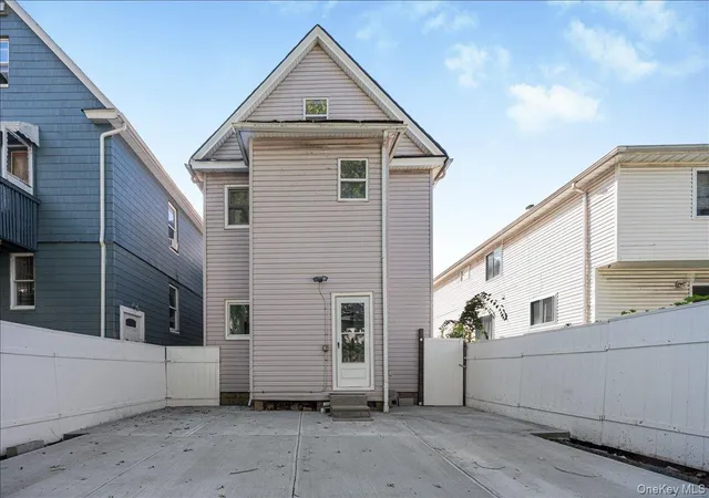 Photo 3 of Multi family home for sale at 233 Elm St, New York, NY 10310 | MLS# 1059060 | Listing updated on 2026-10-09