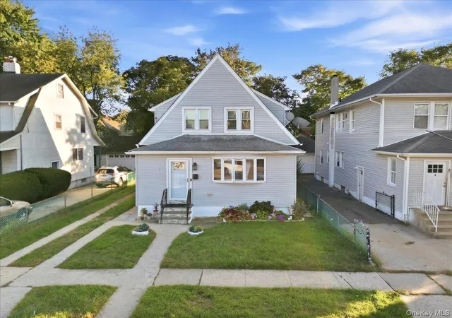 Photo 1 of Single family home for sale at 8 Frazier St, Hempstead, NY 11550 | MLS# 1059070 | Listing updated on 2026-10-08