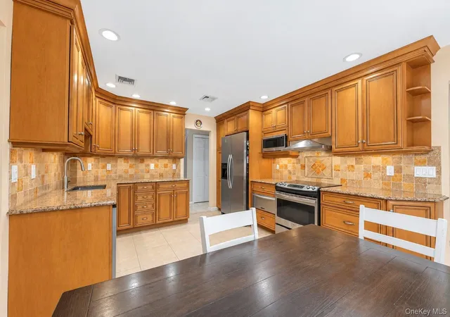 Photo 2 of Single family home for sale at 4 Hunting Hl Rd, Oyster Bay, NY 11797 | MLS# 1059145 | Listing updated on 2026-10-07