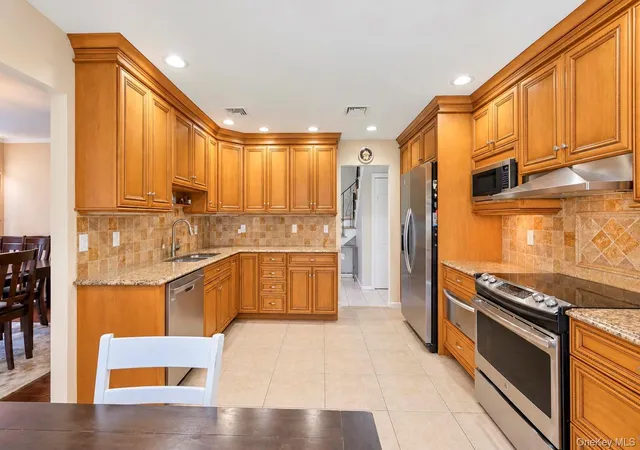 Photo 3 of Single family home for sale at 4 Hunting Hl Rd, Oyster Bay, NY 11797 | MLS# 1059145 | Listing updated on 2026-10-07