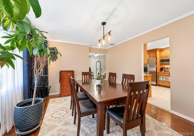 Photo 3 of Single family home for sale at 4 Hunting Hl Rd, Oyster Bay, NY 11797 | MLS# 1059145 | Listing updated on 2026-10-07