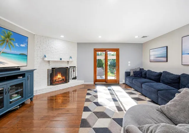 Photo 4 of Single family home for sale at 4 Hunting Hl Rd, Oyster Bay, NY 11797 | MLS# 1059145 | Listing updated on 2026-10-07