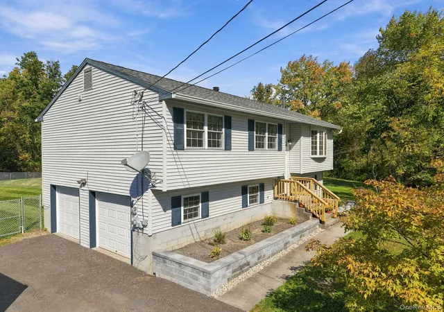 Photo 3 of Single family home for sale at 611 N Elting Corners Rd, Lloyd, NY 12528 | MLS# 1059147 | Listing updated on 2026-10-10