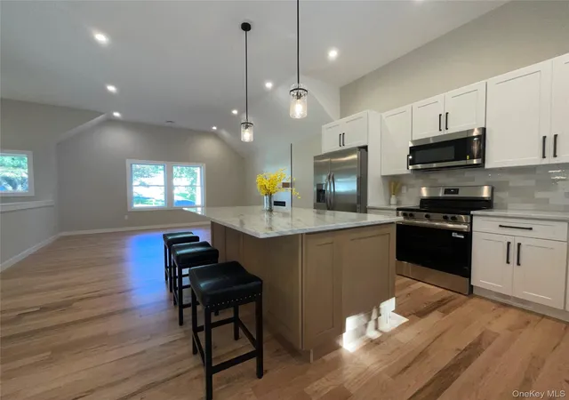 Photo 4 of Single family home for sale at 186 Huguenot Dr, Brookhaven, NY 11951 | MLS# 1059167 | Listing updated on 2026-10-07