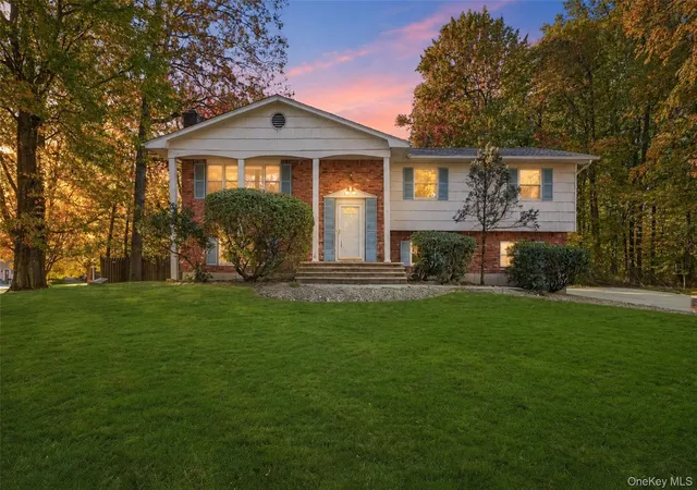 Photo 1 of Single family home for sale at 4 Hampshire Ct, Clarkstown, NY 10994 | MLS# 1059198 | Listing updated on 2026-10-29