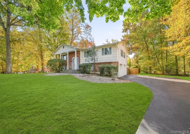 Photo 2 of Single family home for sale at 4 Hampshire Ct, Clarkstown, NY 10994 | MLS# 1059198 | Listing updated on 2026-10-29