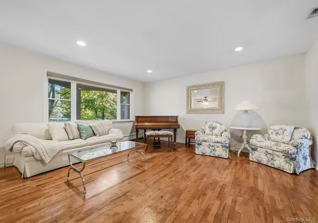 Photo 3 of Single family home for sale at 4 Hampshire Ct, Clarkstown, NY 10994 | MLS# 1059198 | Listing updated on 2026-10-29