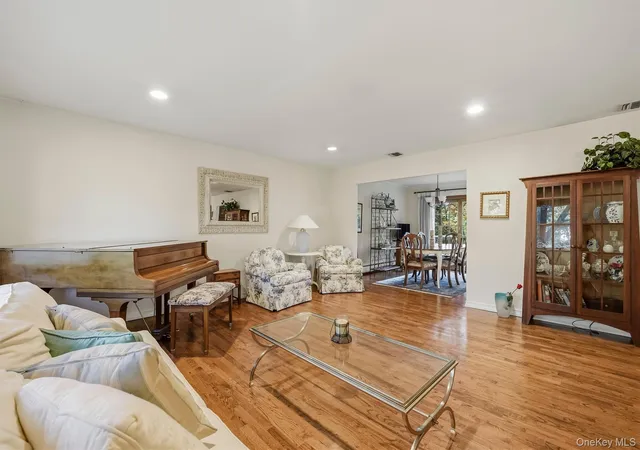 Photo 4 of Single family home for sale at 4 Hampshire Ct, Clarkstown, NY 10994 | MLS# 1059198 | Listing updated on 2026-10-29