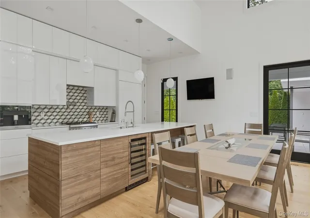 Photo 3 of Single family home for sale at 2 Bayview Ave, Shelter Island, NY 11965 | MLS# 1059229 | Listing updated on 2026-10-08