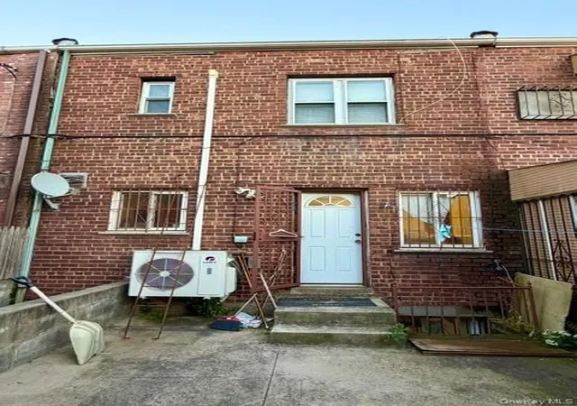 Photo 3 of Single family home for sale at 4775 Barnes Ave, New York, NY 10470 | MLS# 1059286 | Listing updated on 2026-10-07