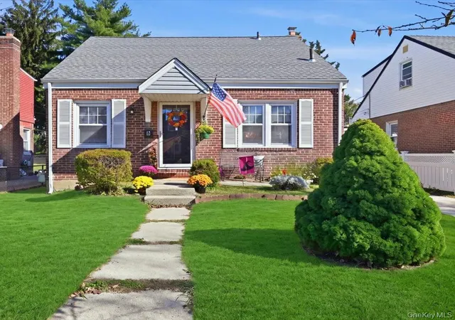 Photo 1 of Single family home for sale at 6 Wilton St, North Hempstead, NY 11040 | MLS# 1059319 | Listing updated on 2026-10-27