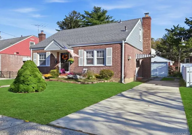 Photo 2 of Single family home for sale at 6 Wilton St, North Hempstead, NY 11040 | MLS# 1059319 | Listing updated on 2026-10-27
