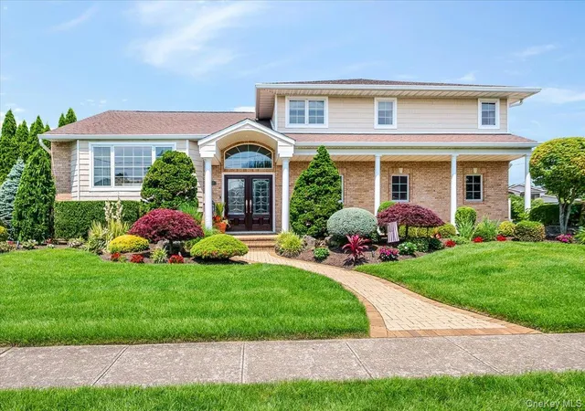 Photo 1 of Single family home for sale at 11 Knell Dr, Oyster Bay, NY 11762 | MLS# 1059341 | Listing updated on 2026-10-07