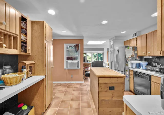 Photo 4 of Single family home for sale at 1675 Main St, Pleasant Valley, NY 12569 | MLS# 1059342 | Listing updated on 2026-10-20